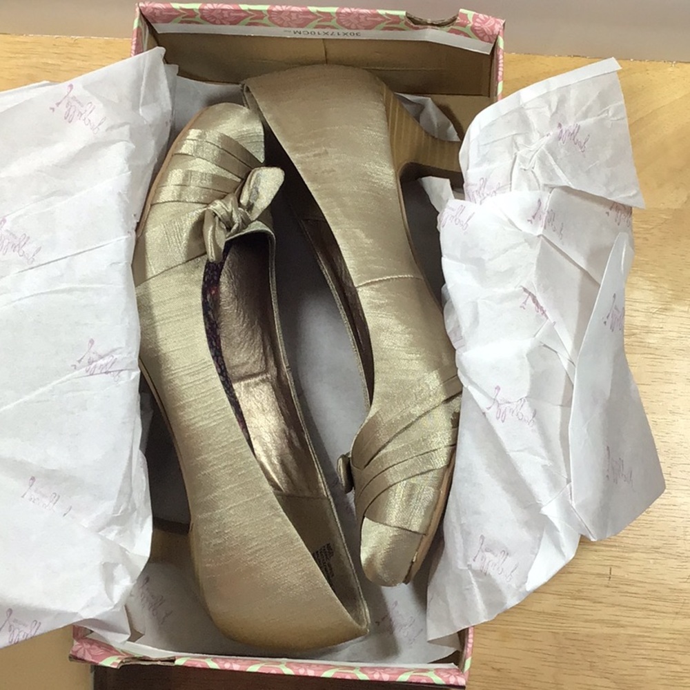Jellypop Angel Gold Pump with 2” Heels - Elegant Design EUC